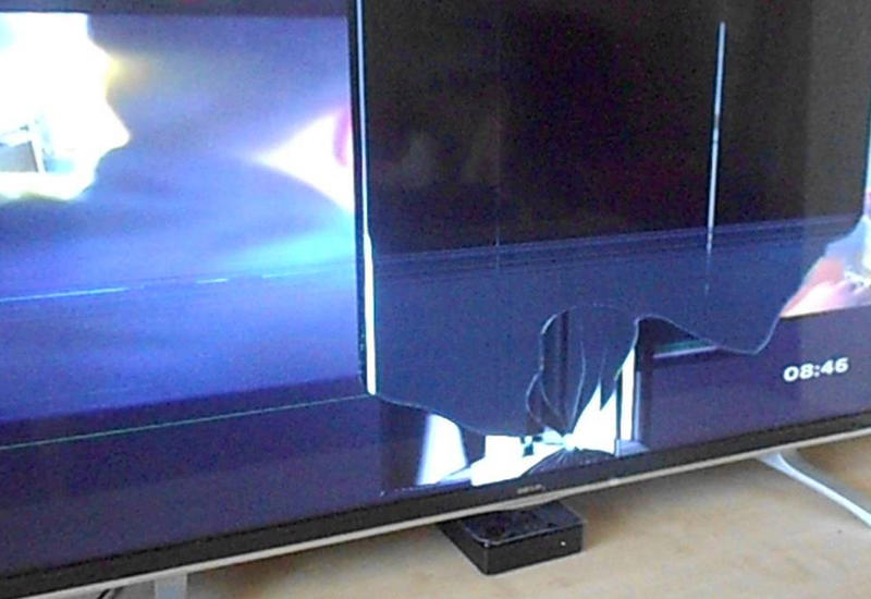 Клиент караоке разбил телевизор за 1,5 млн. из-за плохого пения песни Басты