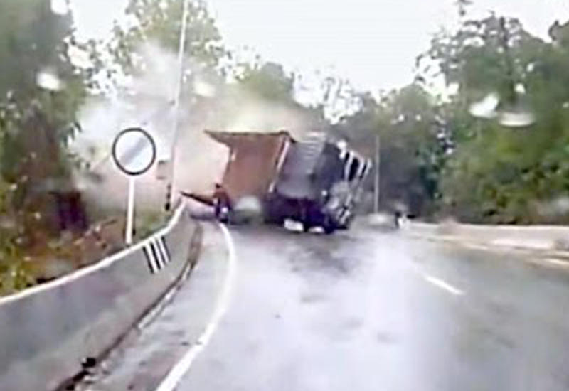 Ужасающее видео на одной из дорог Таиланда в сезон дождей