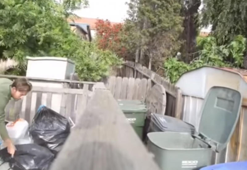 Сын хотел разыграть отца, спрятавшись в мусорном баке, но не успел