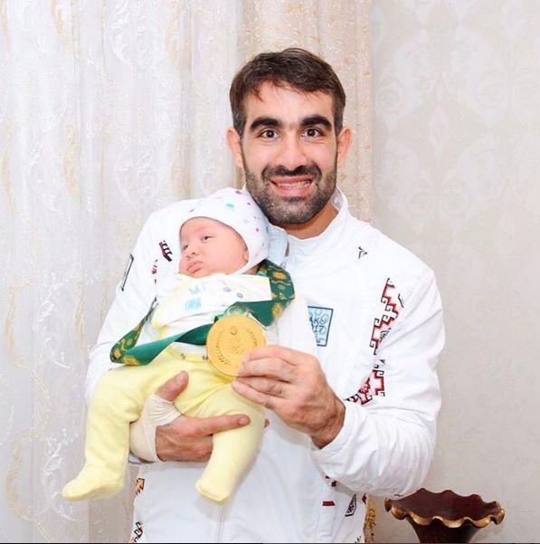 Rafael Ağayev medalını 2 aylıq oğlunun boynuna taxdı