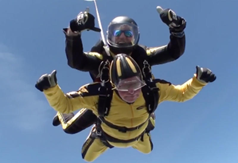 101-летний англичанин стал самым старым в мире парашютистом