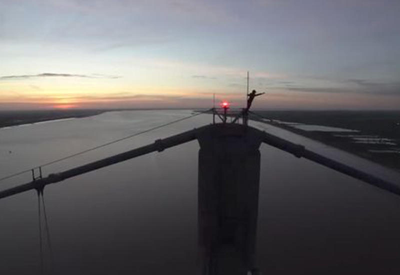 Британские блогеры без страховки прошлись по подвесным элементам моста