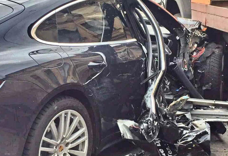 Мужчина разбил Porsche, взяв покататься в салоне