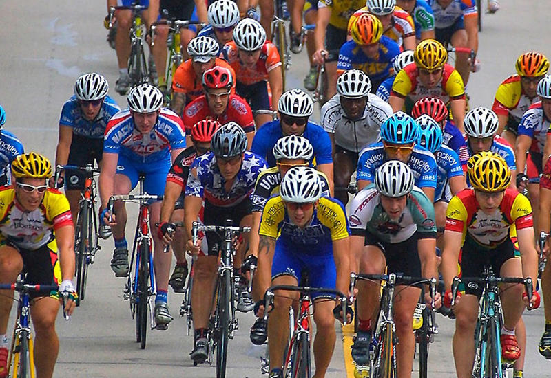 Велосипедист проиграл гонку, начав праздновать победу слишком рано