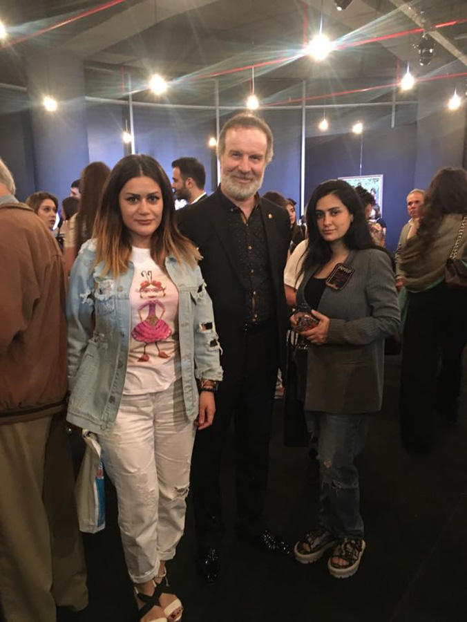 Художник Эмиль Азиз представил жителям Баку "Цветение"