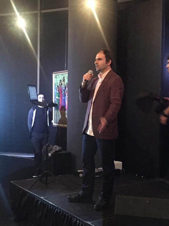 Художник Эмиль Азиз представил жителям Баку "Цветение"