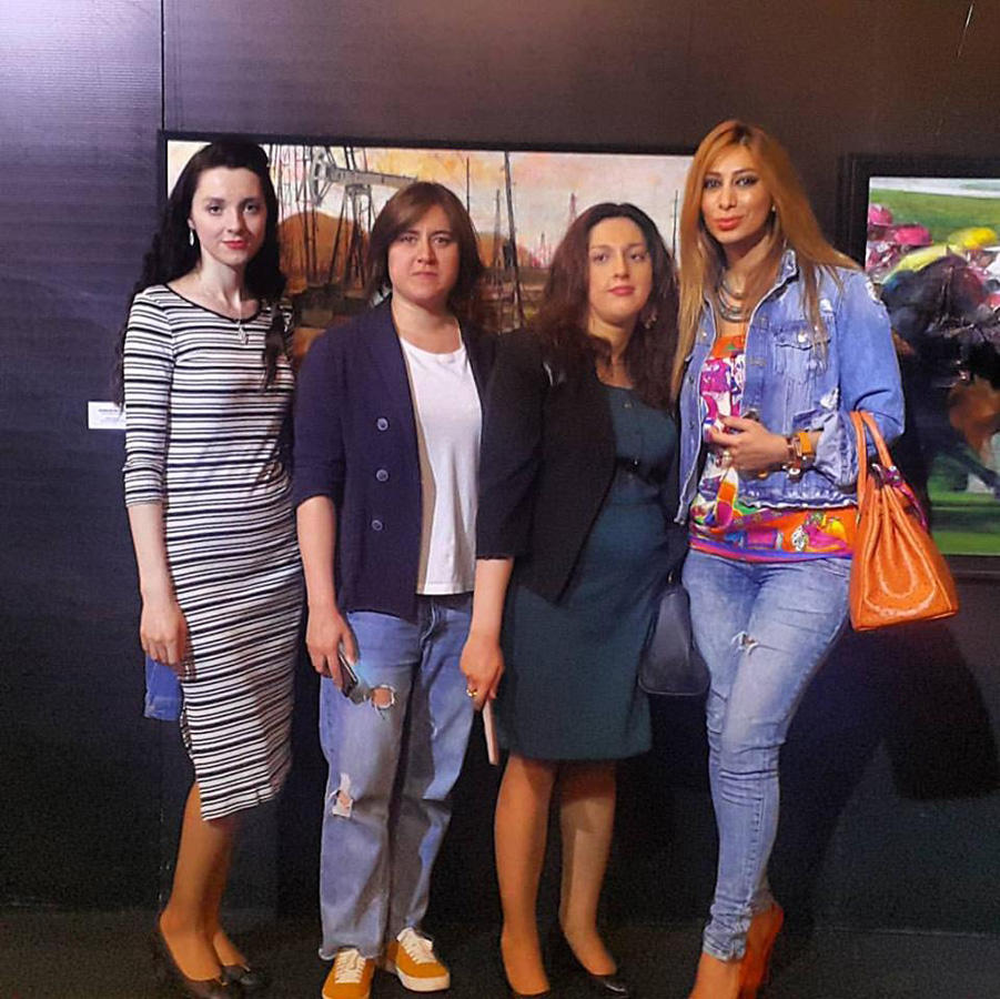 Художник Эмиль Азиз представил жителям Баку "Цветение"