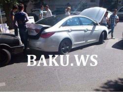 Bakıda vətəndaş maşını piyada keçidində saxlayan sürücüyə dərs keçdi