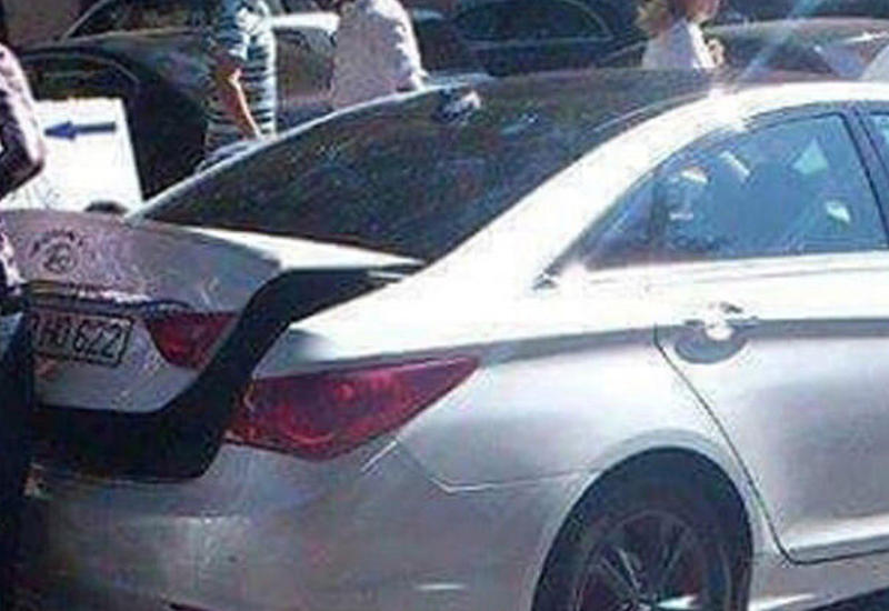 Bakıda vətəndaş maşını piyada keçidində saxlayan sürücüyə dərs keçdi