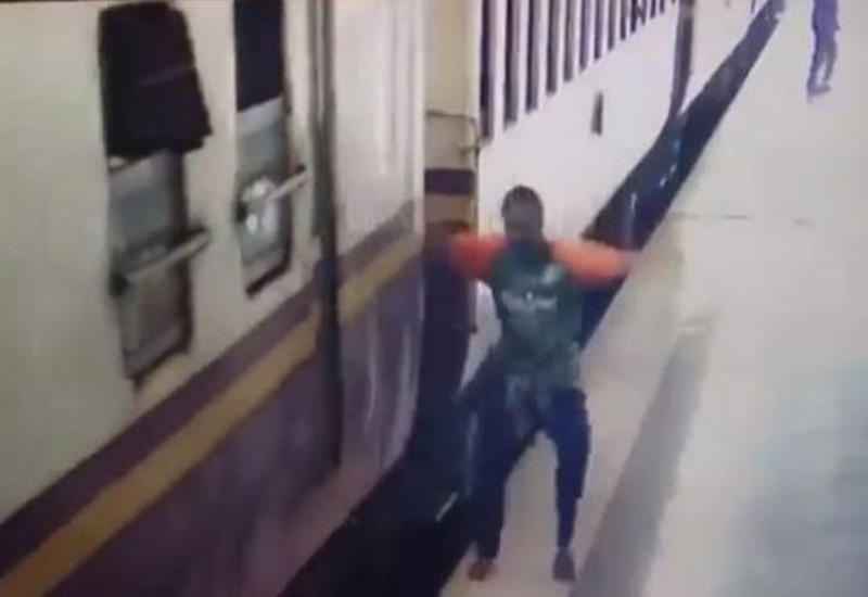 Зацепер-неудачник, вылезая на платформу, упал под идущий поезд