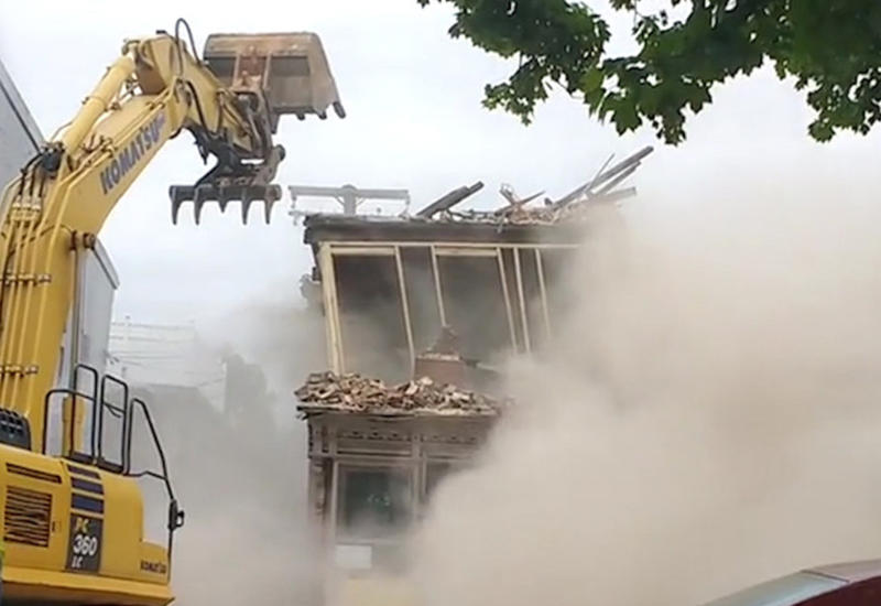 В США рабочие по ошибке снесли два дома вместо одного