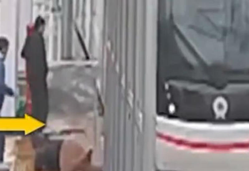 Из-за невнимательности пассажиры чуть не погибли под трамваем