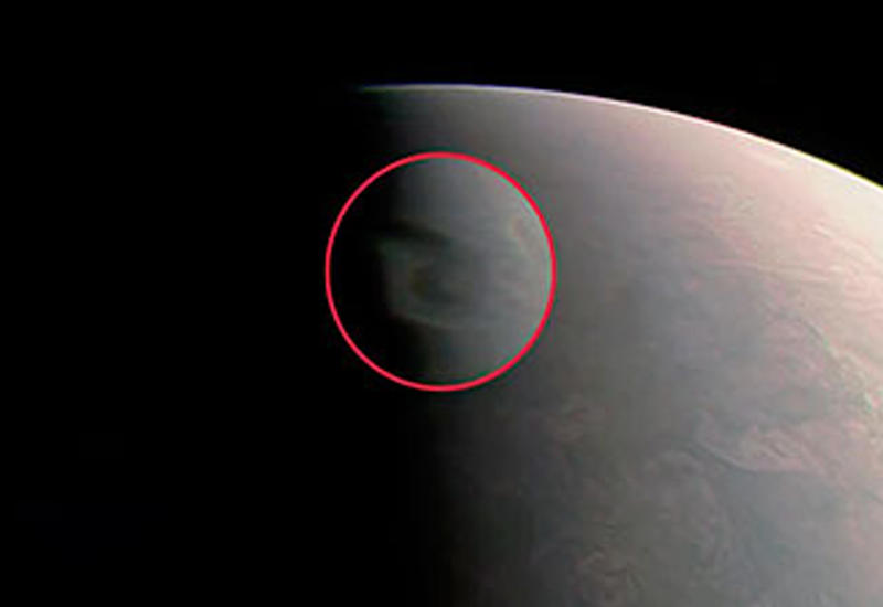 Зонд Juno снял на Юпитере смерч размером с Землю
