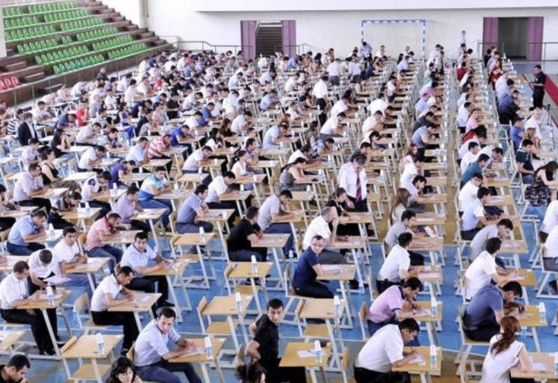 В Баку проводится экзамен для эвакуированных из-за пожара абитуриентов