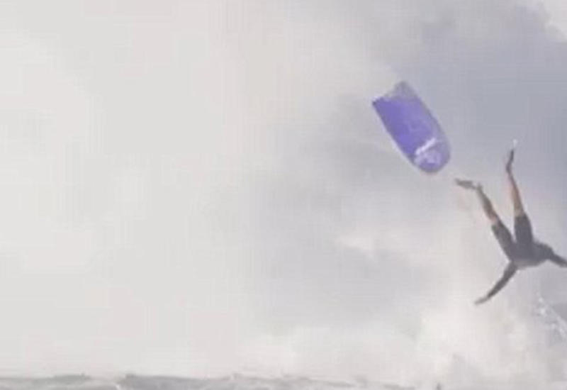 Сёрфера накрыла огромная волна, разорвав ему лёгкое