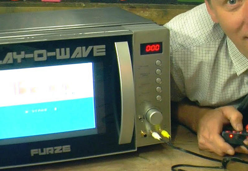 Микроволновку превратили в игровую приставку