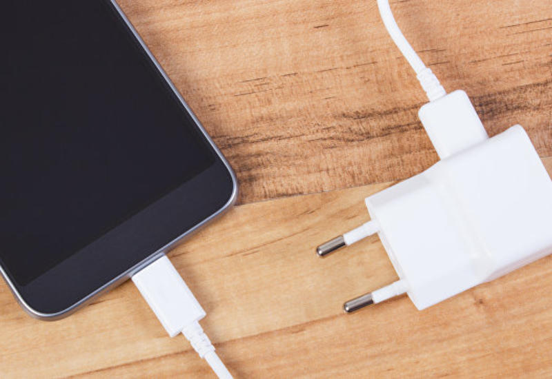 Школьники-контрабандисты провозили из Гонконга в Китай телефоны за еду