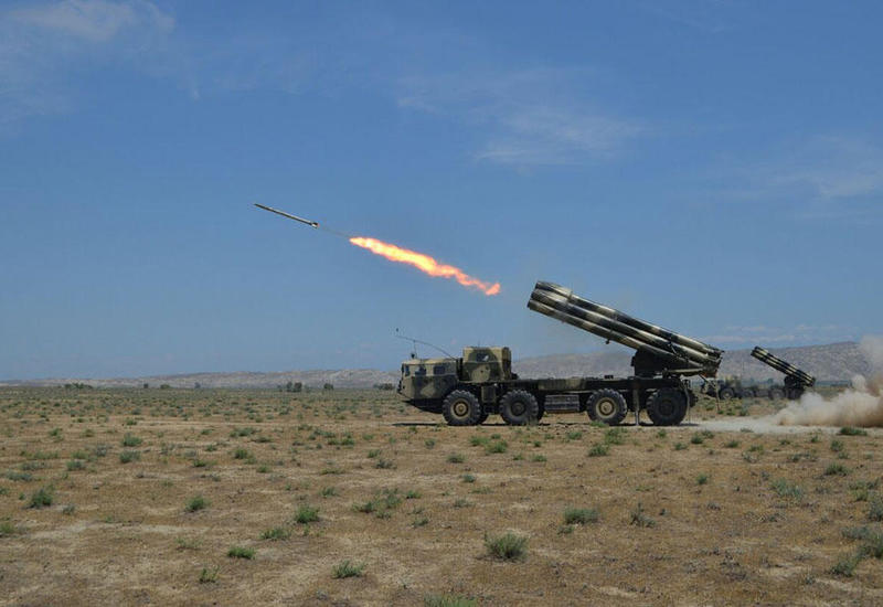 Ракетные и артиллерийские соединения ВС Азербайджана проводят учения