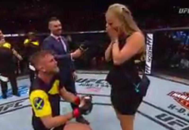 Боец UFC нокаутировал противника и сделал предложение девушке на ринге