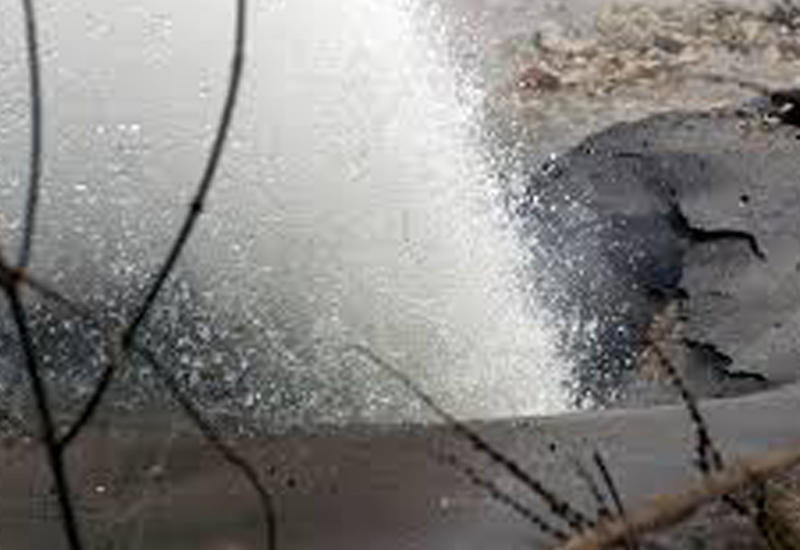 В Киеве подземная труба с кипятком взорвалась словно бомба