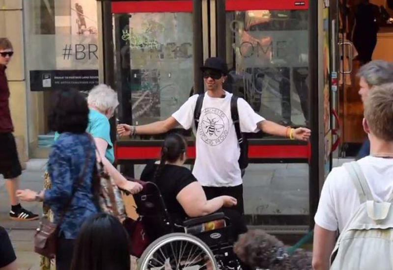 Акция мусульманина на улице Манчестера растрогала прохожих и пользователей Сети