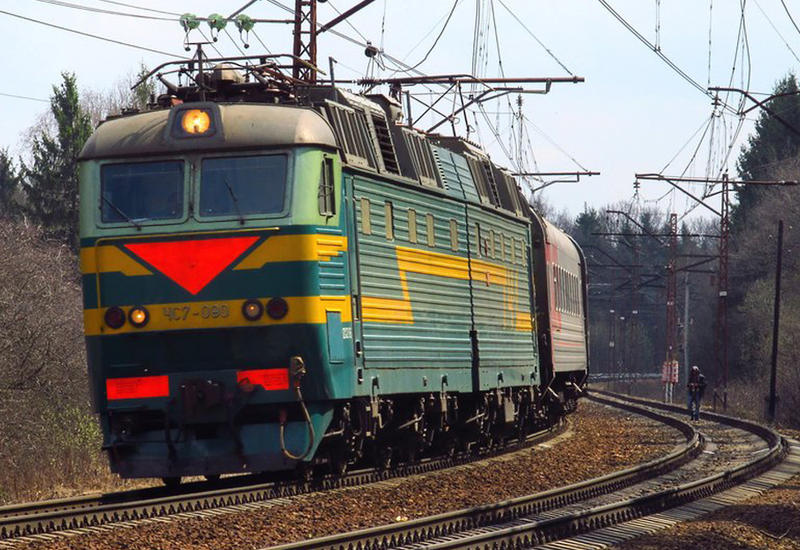 Ролик со спасением малыша из-под колес поезда набирает просмотры