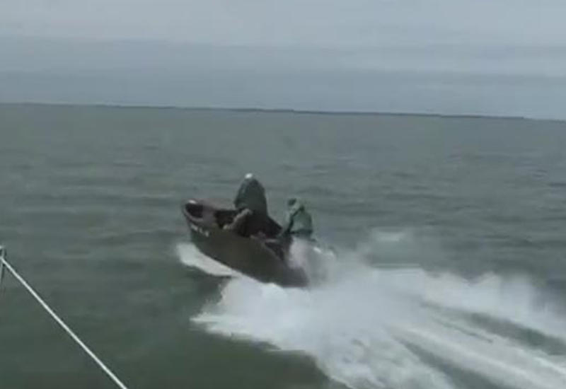 Браконьер выбросился в Каспийское море, чтобы спасти напарника и улов