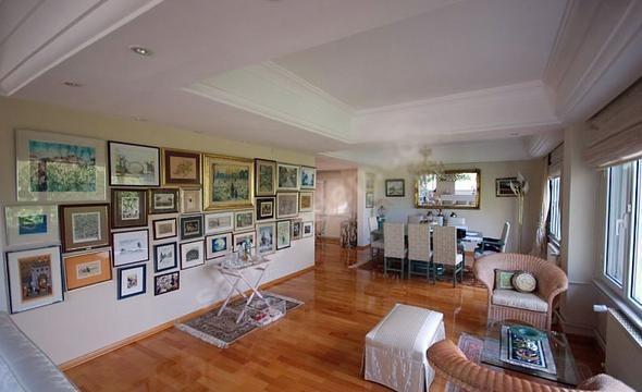 Mustafa ilə yaşadığı evi satışa çıxardı