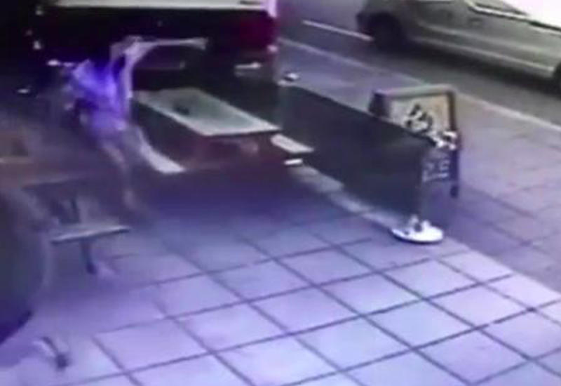 Появились кадры, снятые во время наезда грузовика на лондонский паб