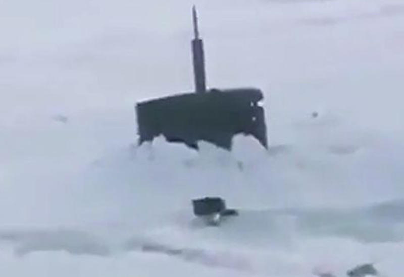 Американская лодка вмерзла в лед Арктики