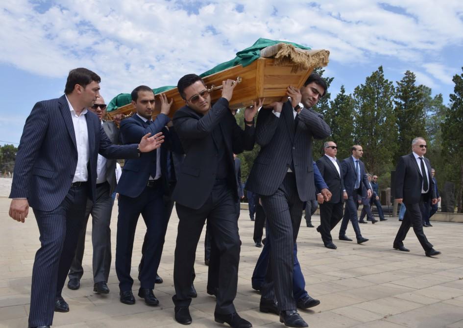 Министр энергетики Азербайджана Натиг Алиев похоронен в Аллее почетного захоронения