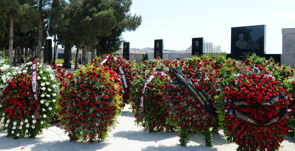 Министр энергетики Азербайджана Натиг Алиев похоронен в Аллее почетного захоронения