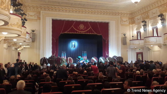 Министр энергетики Азербайджана Натиг Алиев похоронен в Аллее почетного захоронения