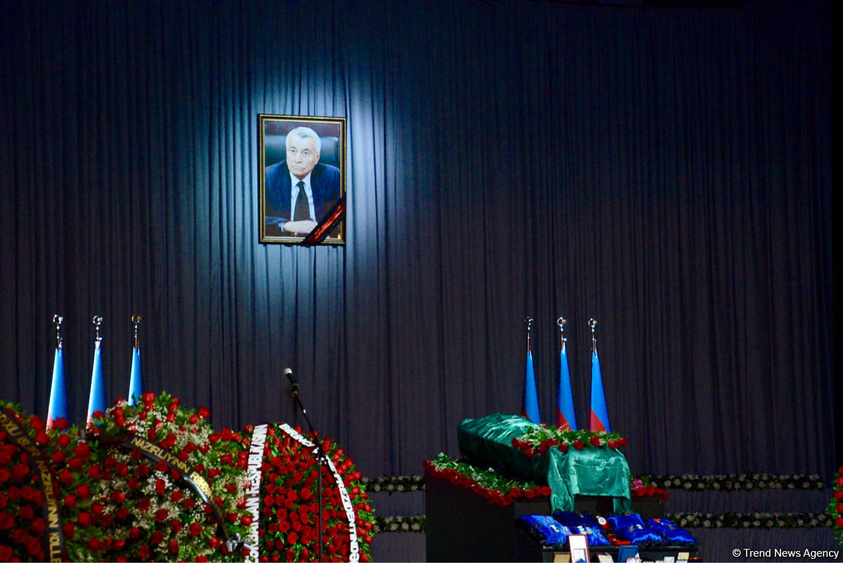 Министр энергетики Азербайджана Натиг Алиев похоронен в Аллее почетного захоронения