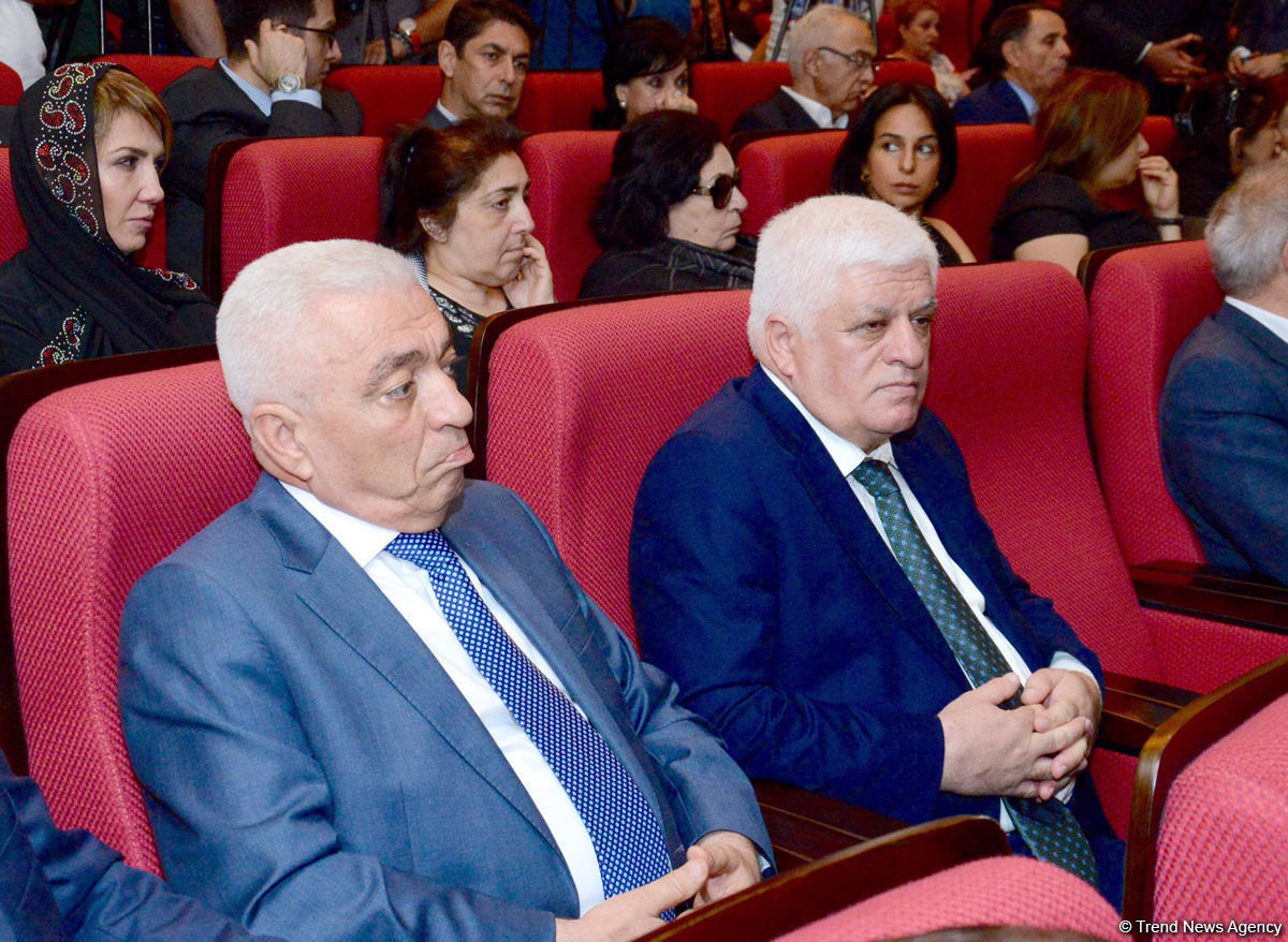 Министр энергетики Азербайджана Натиг Алиев похоронен в Аллее почетного захоронения