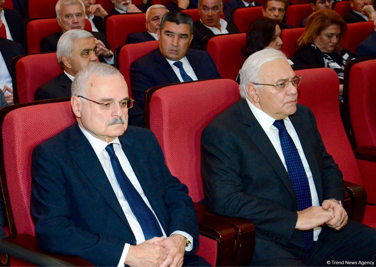 Министр энергетики Азербайджана Натиг Алиев похоронен в Аллее почетного захоронения