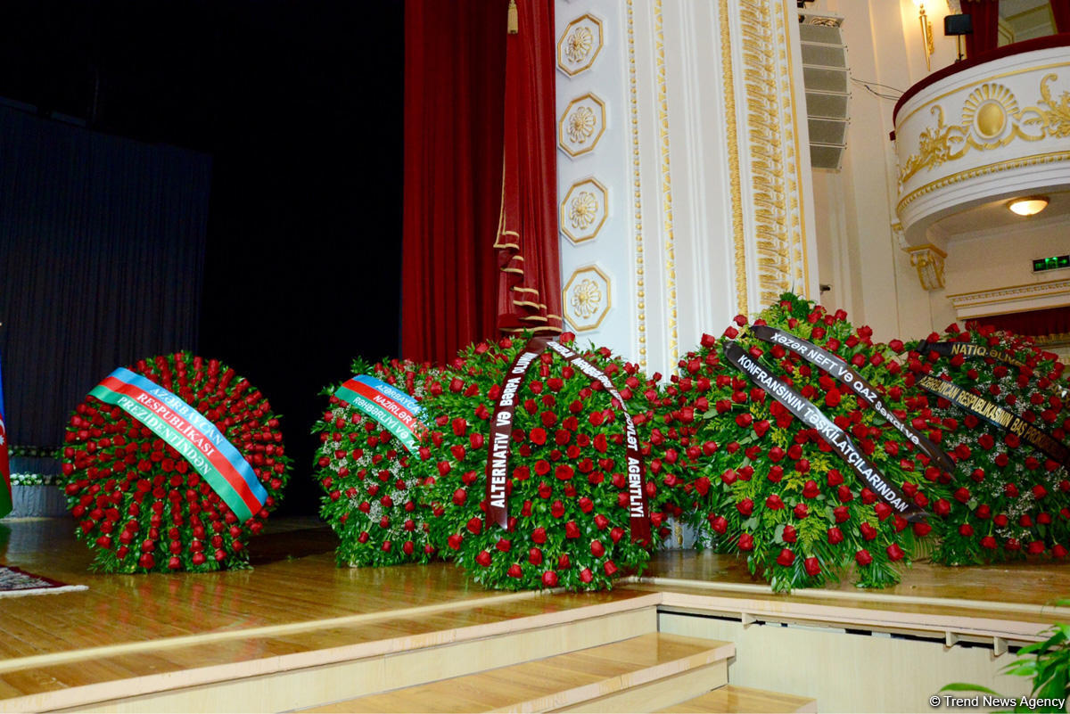 Министр энергетики Азербайджана Натиг Алиев похоронен в Аллее почетного захоронения