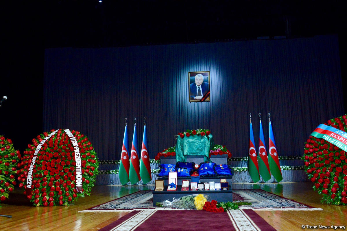 Министр энергетики Азербайджана Натиг Алиев похоронен в Аллее почетного захоронения