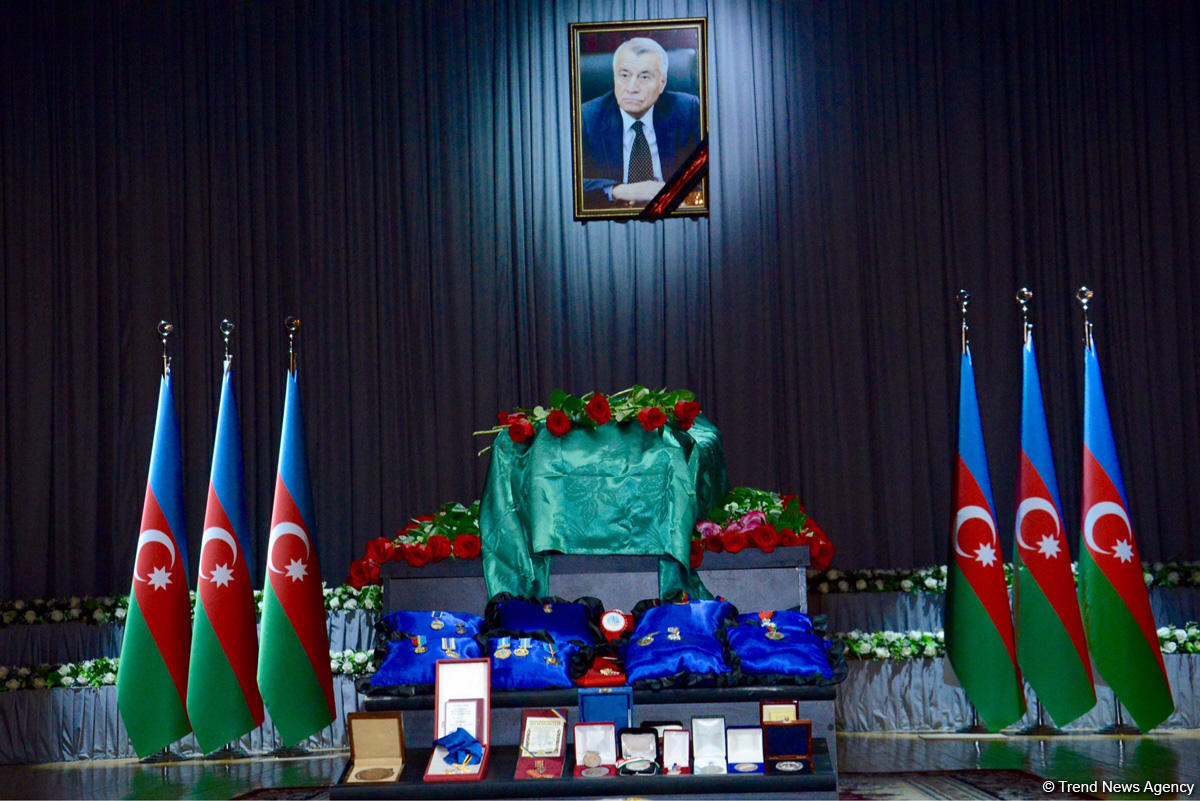 Министр энергетики Азербайджана Натиг Алиев похоронен в Аллее почетного захоронения