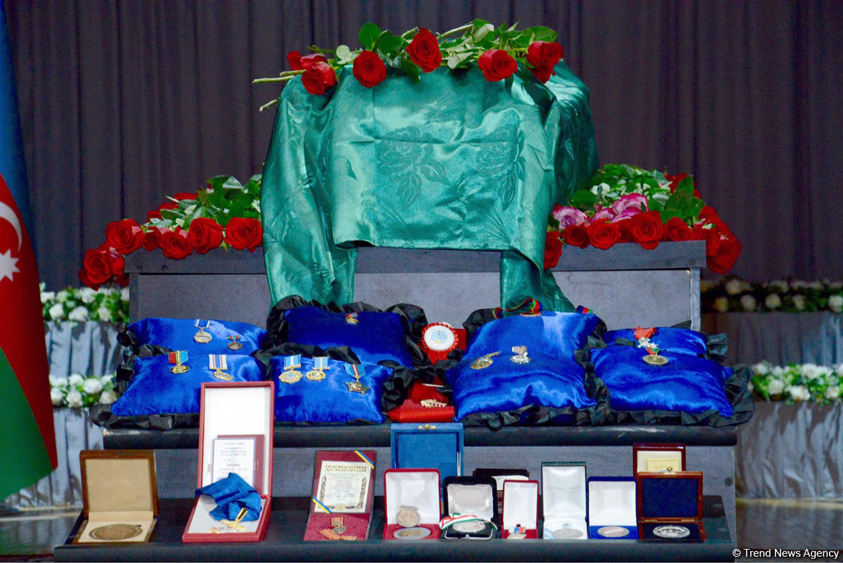 Министр энергетики Азербайджана Натиг Алиев похоронен в Аллее почетного захоронения