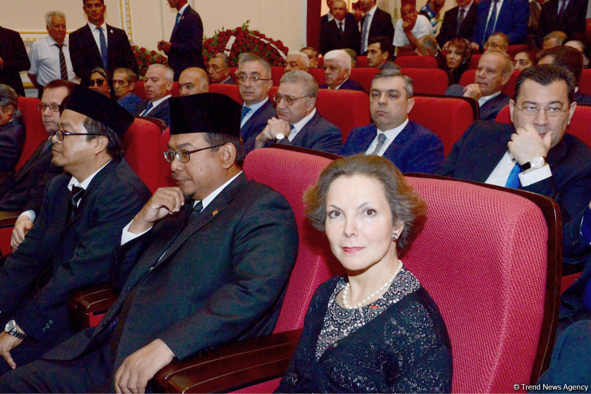 Министр энергетики Азербайджана Натиг Алиев похоронен в Аллее почетного захоронения