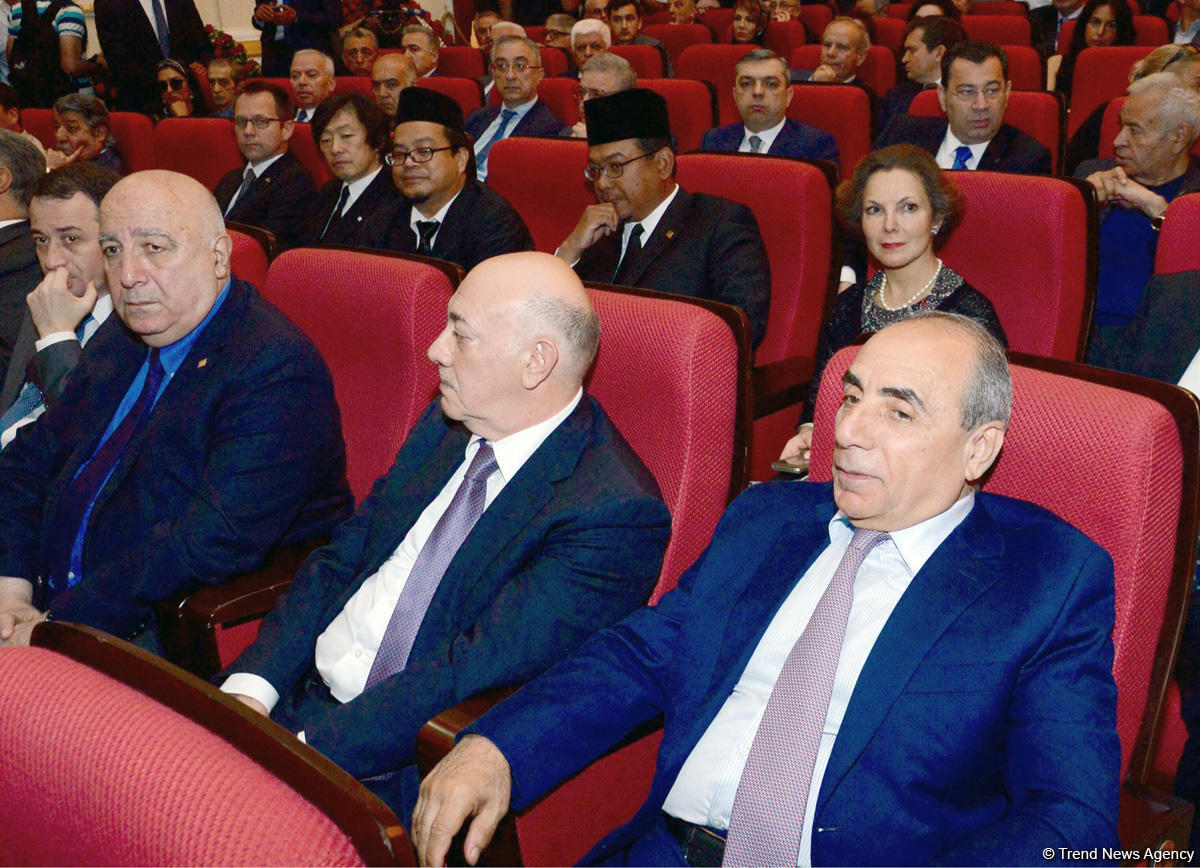 Министр энергетики Азербайджана Натиг Алиев похоронен в Аллее почетного захоронения