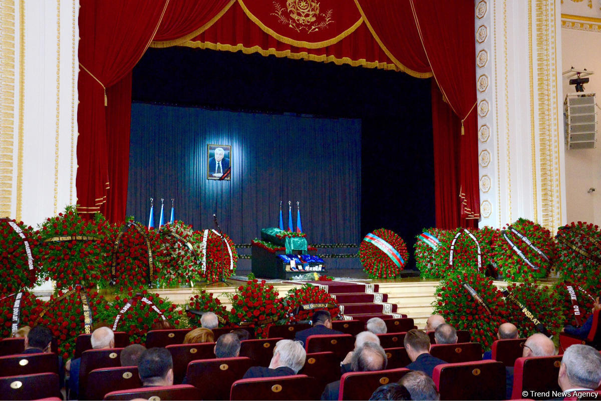 Министр энергетики Азербайджана Натиг Алиев похоронен в Аллее почетного захоронения