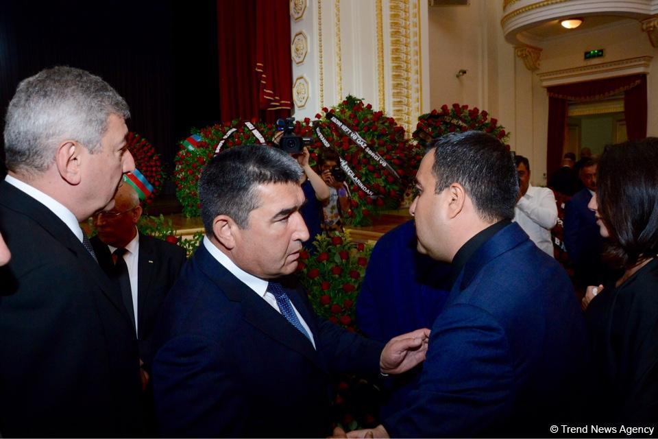 Министр энергетики Азербайджана Натиг Алиев похоронен в Аллее почетного захоронения