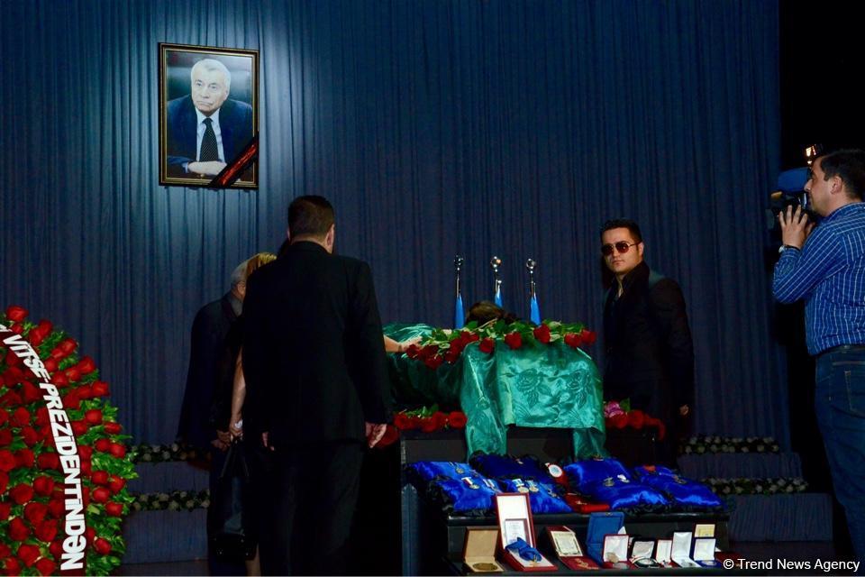 Министр энергетики Азербайджана Натиг Алиев похоронен в Аллее почетного захоронения