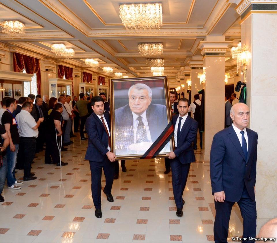 Министр энергетики Азербайджана Натиг Алиев похоронен в Аллее почетного захоронения