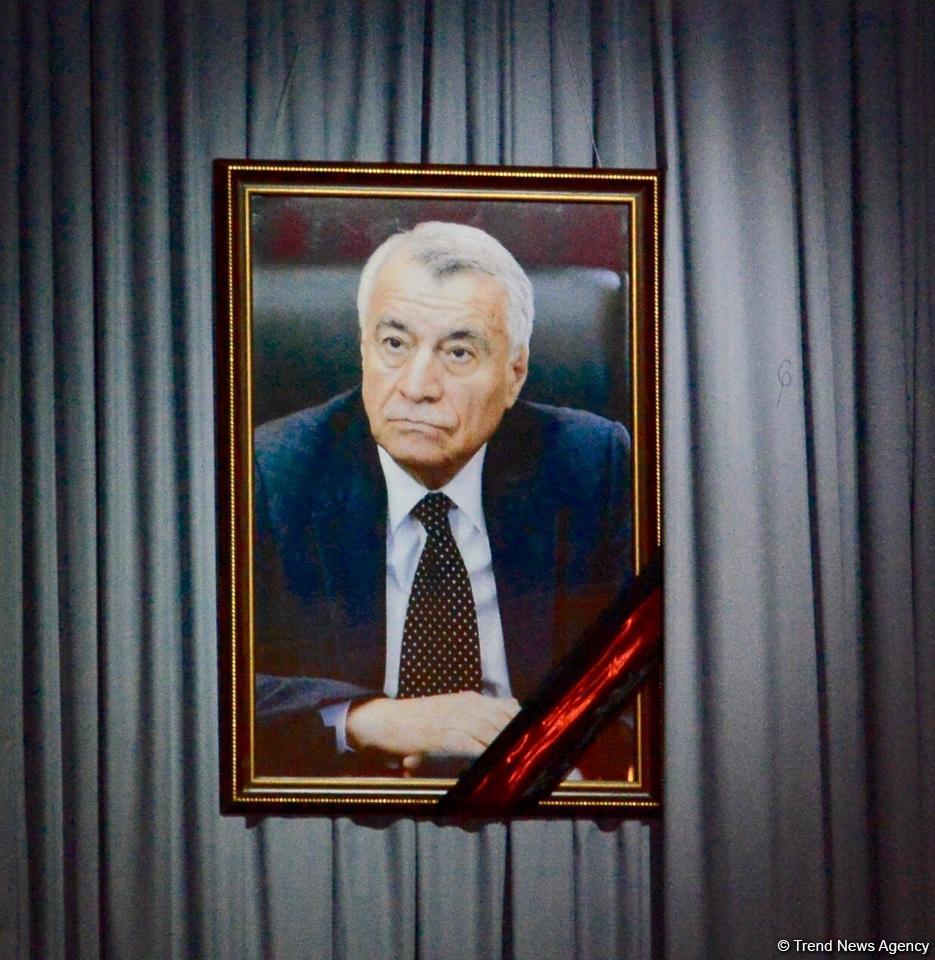 Министр энергетики Азербайджана Натиг Алиев похоронен в Аллее почетного захоронения