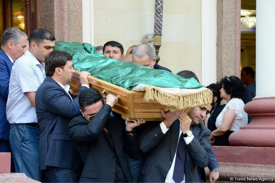 Министр энергетики Азербайджана Натиг Алиев похоронен в Аллее почетного захоронения