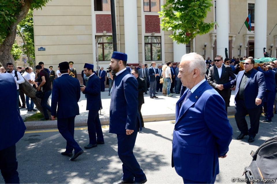 Министр энергетики Азербайджана Натиг Алиев похоронен в Аллее почетного захоронения