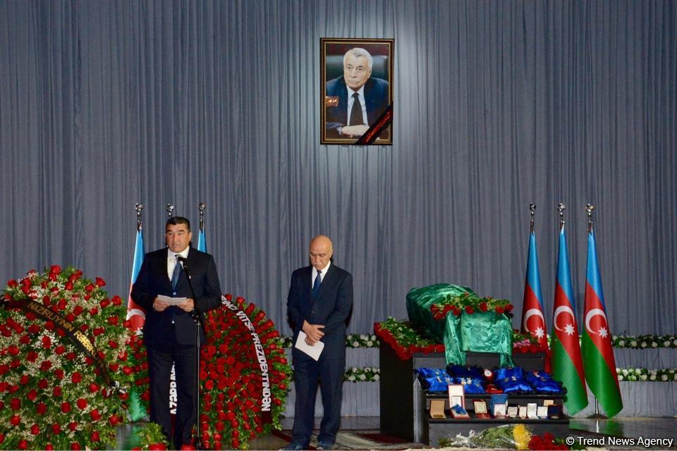 Министр энергетики Азербайджана Натиг Алиев похоронен в Аллее почетного захоронения